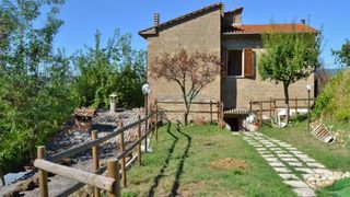 Independent house with garden and vineyard in small hamlet
