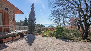 Tuoro, well kept villa with garden and unique lake views